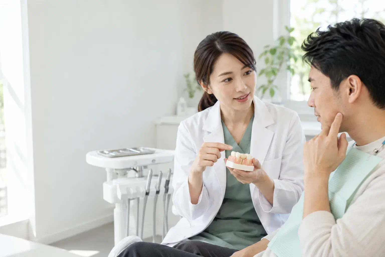 Illustrative consultation about restoring a damaged back tooth