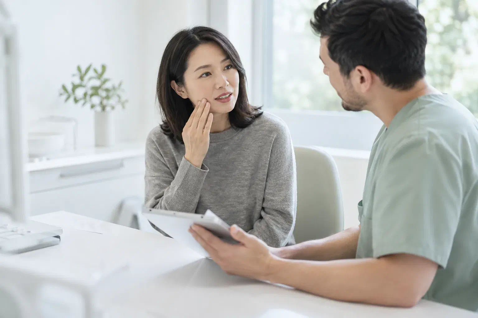 Illustrative patient describing tooth sensitivity during a dental conversation